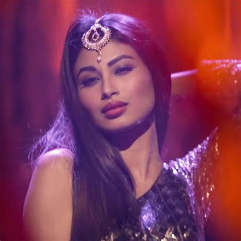 6 stills of naagin actress mouni roy from her item number in tum bin 2 that are just too hot to