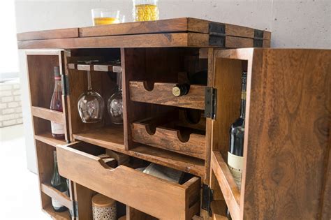 Der korpus besteht aus massivem mangoholz, welches ein schwarzes finish erhalten hat und zudem mit einem in aufwändiger handarbeit gestaltetem 3d muster versehen ist. Hausbar Barschrank Weinregal ASMO Massivholz Sheesham ...