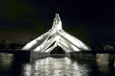 Lorenzo Quinn S Giant Hands Spread Message Of Unity In Venice Hand