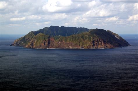 Aogoshima yra povandeninis ugnikalnis, iškilęs iš jūros ir yra didžiulio kraterio dalis, jo briaunos aukštis vyrauja nuo 200 metrų iki 420 metrų. Travel Trip Journey : Aogashima Island Tokyo Japan