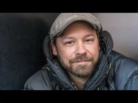 Film maker petter nyquist voluntarily leave his family to live like a homeless for six months amongst the homeless in the winter cold city streets of oslo. Petter uteligger - YouTube
