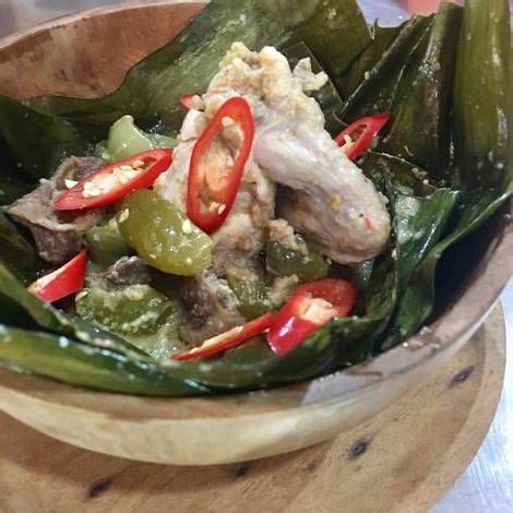 Garang asem adalah masakan olahan ayam yang dimasak menggunakan daun pisang dan didominasi oleh rasa asam dan pedas gurih. Garang Asem Ayam | Resep (Dengan gambar) | Resep masakan ...