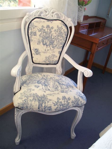 Si tus sillas están dañadas o, simplemente, te encanta reciclar muebles viejos, sabrás apreciar esta técnica para tapizarlas de manera sencilla y rápida. Silla isabelina lacada en blanco con pátina azul y tela de paisaje romántico estilo inglés ...