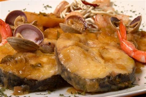 Esta receta de merluza a la vasca, también conocida como merluza en salsa verde, es una receta tradicional en la que que la merluza se cocina en una salsa riquísima que parte de un sencillo sofrito. Receta de merluza a la gallega con almejas - Unareceta.com