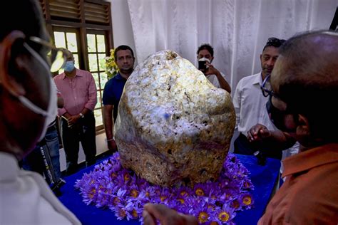 Srilanka Unveils Worlds Biggest Blue Sapphire Stone World News