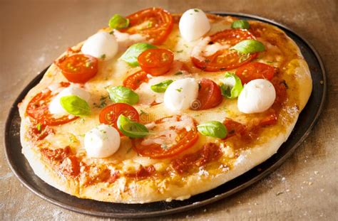 Pizza Italienne Avec Du Fromage De Mozzarella Image Stock Image 33385485