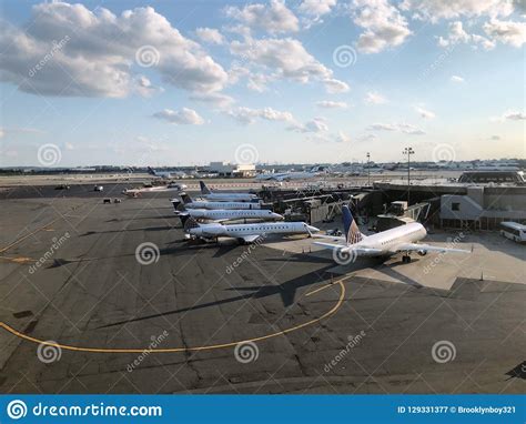 Aeropuerto De Newark Fotografía Editorial Imagen De Indiferente