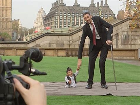 World S Tallest Smallest Men Meet Youtube