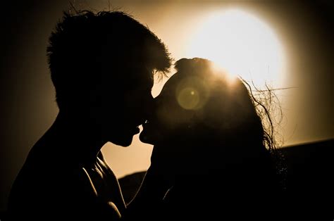 무료 이미지 실루엣 사람들 소녀 일몰 햇빛 애정 어린 키스 두 로맨스 낭만적 인 어둠 그림자 백라이팅