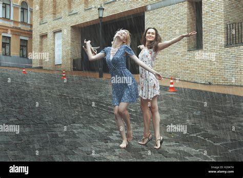 Frauen Mit Dem Regen Glücklich Sind Sie Sind Glücklich Und Tanzen Im Regen Stockfotografie Alamy