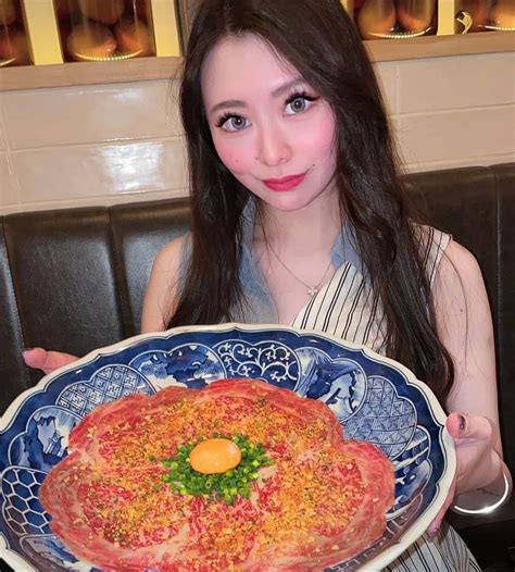 愛沢さらさんのインスタグラム写真 愛沢さらinstagram「ユッケとサーロイン食べ放題の焼肉屋さん ️⁡ ⁡⁡ ⁡おなかいっぱい🥺