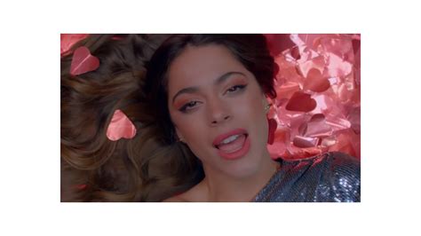 Tini presentó un divertido y sensual videoclip de la canción Suéltate