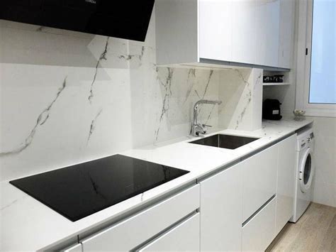 Encimera de cocina laminada hidrófuga fabricada en aglomerado con acabado de aspecto mármol negro. +16 Precio Encimera Silestone Leroy Merlin | Encimera dekton, Encimeras de cocina, Encimeras blancas