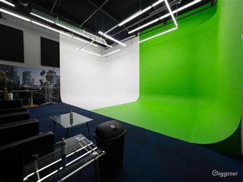 White And Green Infinity Wall Studio Rent This Location On Giggster