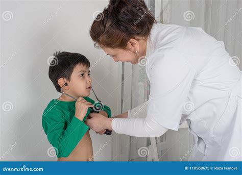 Le Docteur Avec L enfant Dans Une Clinique Image stock Image du stéthoscope docteur