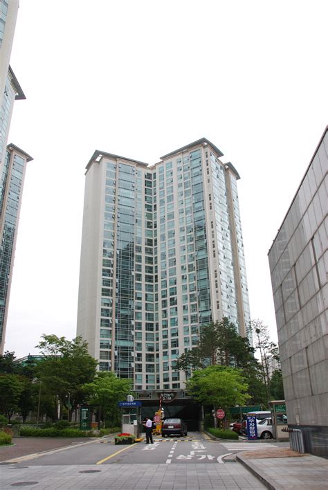 This apartment complex consists of 600 hundreds units which is not too many. File:Apartment Daechi-dong Seoul Korea 001.jpg - Wikimedia ...