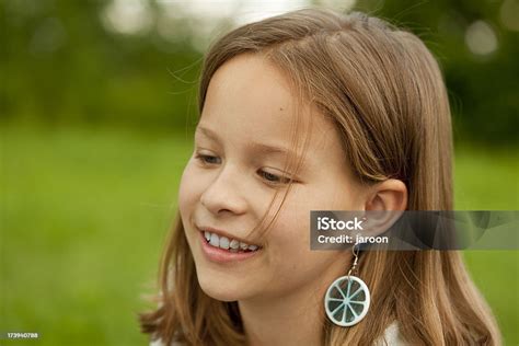 10 歳の少女 10歳から11歳のストックフォトや画像を多数ご用意 10歳から11歳 1人 コンセプト Istock