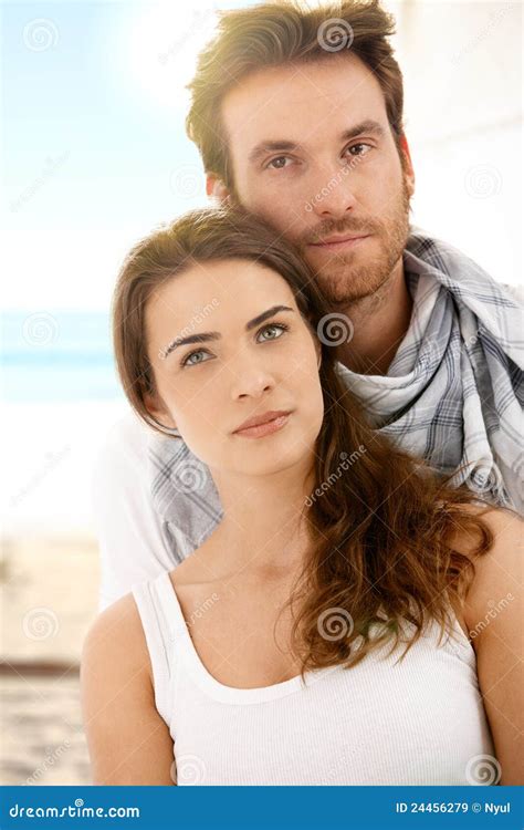 Verticale Dété De Jeunes Couples Sur La Plage Image Stock Image Du