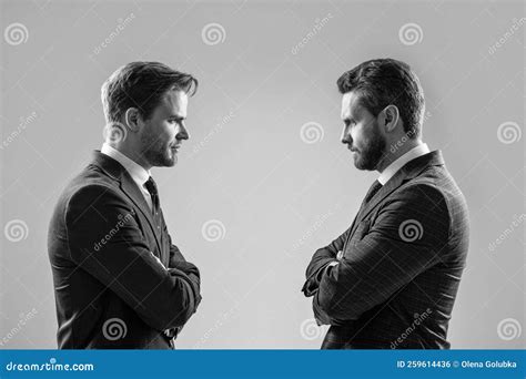 Dos Hombres De Negocios Enojados Que Se Enfrentan Cara A Cara Por Tener