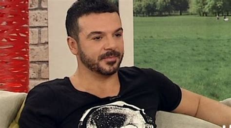 Ο τραγουδιστής ως περήφανος μπαμπάς φωτογραφήθηκε με τον μόλις δυο μηνών γιο του στην αγκαλιά του και μοιράστηκε τη φωτογραφία με τους θαυμαστές του που του έστειλαν ευχές! Μπήκαν με τσεκούρια στο σπίτι του Τριαντάφυλλου -Λήστεψαν ...