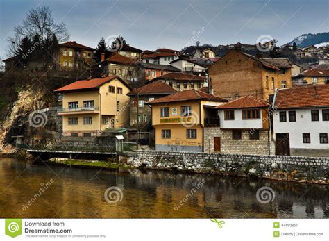 Altes Stadtstadtbild Sarajevos Durch Den Fluss ...