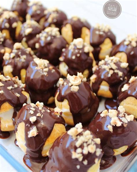 Hazırladığınız profiterol hamurlarını tabanını yağlı kağıt ile kapladığınız fırın tepsisine kabarma payı bırakacak şekilde aralıklı olarak yerleştirin. 👏@tatlitatlardiyari👏 #lezzetlitarifler Profiterol ...