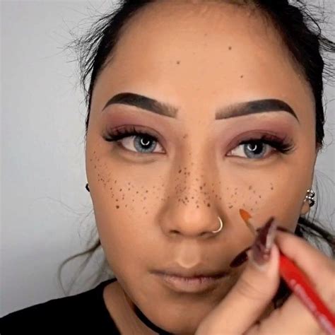 20 Game Changing Makeup Hacks We Learned On Instagram Fake Freckles