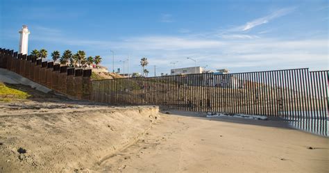 Video Migrant Caravan Climbs San Diego Border Fence As Authorities