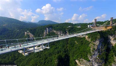 Jembatan dengan lantai kaca 'tertinggi dan terpanjang di dunia' yang banyak dibicarakan, telah dibuka untuk pengunjung di cina. ZHANGJIAJIE, JEMBATAN KACA TERTINGGI DAN TERPANJANG DI ...