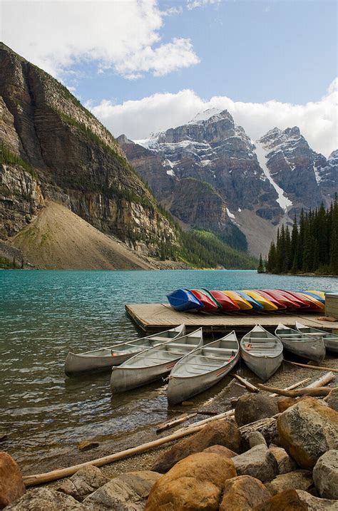 Canoes On A Dock At Moraine Lake Banff Bild Kaufen 70439791