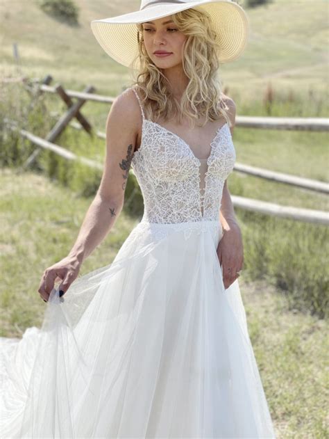 Cottagecore Wedding Dresses For Your 2021 Celebration