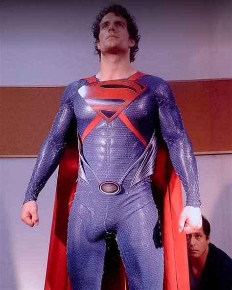 se filtran fotos privadas de henry cavill poniéndose su traje de superman the news peru