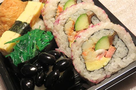 File:Vegetarian sushi rolls.jpg - Wikimedia Commons