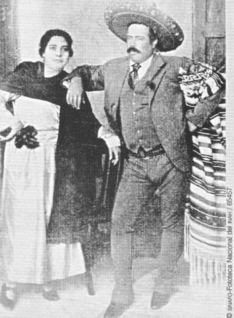 Pancho Villa And One Of His Wifes Con Imágenes Historia De Mexico