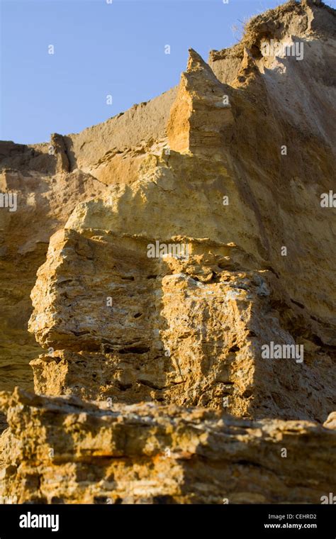 Frágil Mudstone Crea Patrones Y Formas En Los Acantilados Ya Que Erosionan En Benacre Beach En