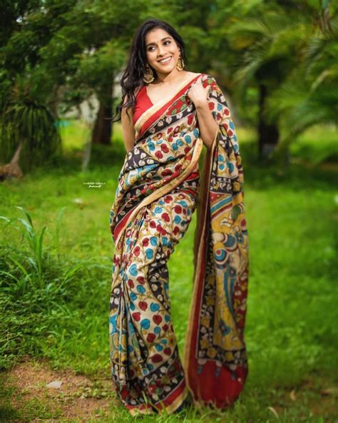 Rashmi Gautam Captivates Us With Her New Look In A Beige Kalamkari Saree