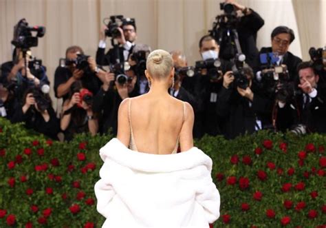 kim kardashian se pone un icónico vestido de marilyn monroe para brillar en la met gala 2022
