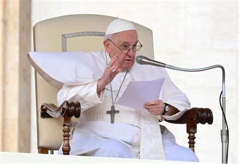 Vestido Um Casaco Branco Papa Cone Da Moda Como Uma Imagem