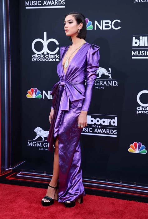 Dua Lipa Dhe Bebe Rexha Shkëlqejnë Në Tapetin E Billboard Music Awards