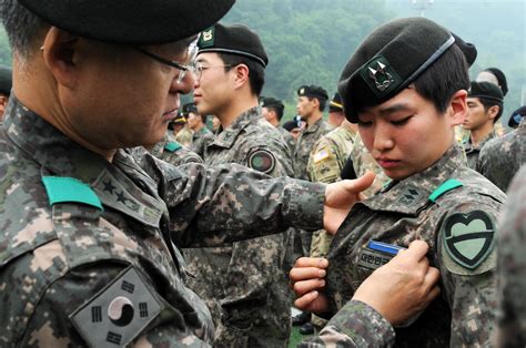 First Female Rok Army Officer Earns Expert Infantry Badge Us Indo