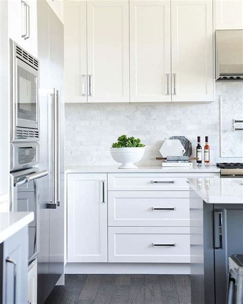Modern White Kitchen Cabinets And Backsplash Design Ideas43 Modern