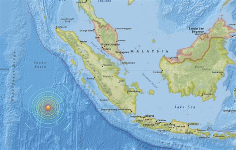 Powerful Earthquake Strikes Off Indonesia Tsunami Warning Lifted Chicago Tribune