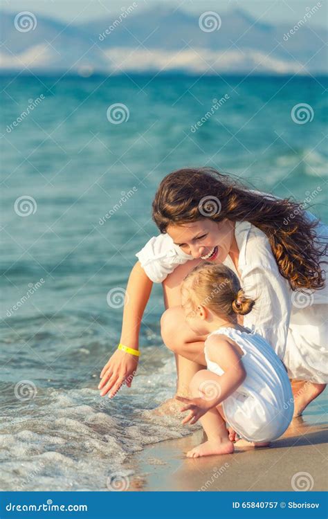 Madre E Hija Que Juegan En La Playa Imagen De Archivo Imagen De
