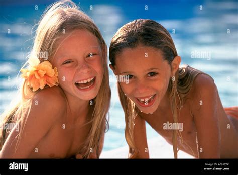 Portrait 2 Mädchen Posiert Nacktem Lachen Am Rande Des Schwimmbad