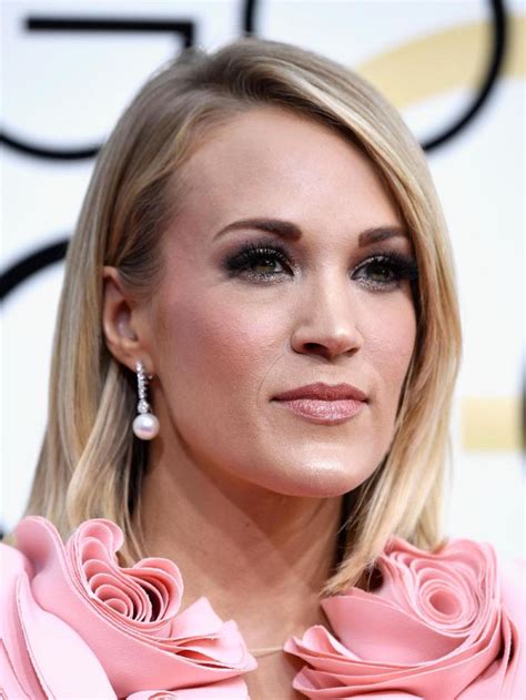 Gaun Golden Globes Carrie Underwood Disebut Mirip Alat Kelamin Wanita