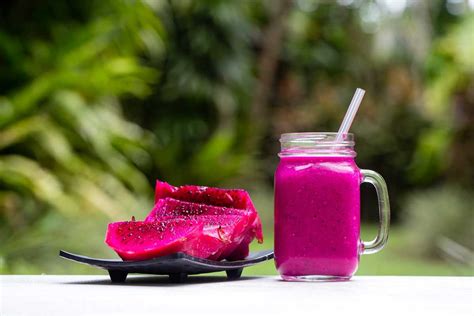 Learn how to cut dragon fruit and enjoy it in your diet. 7 WAYS TO EAT DRAGON FRUIT - HungHau Foods
