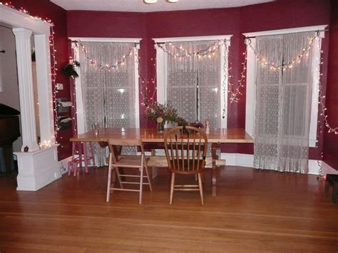 El segundo comedor mesa redonda de maderacon cristal incluido, 6 sillas de madera con acabados en rojo, incluye trinchador de madera. guirnaldas-de-luz-cortinas-en-navidad | Diseño de la sala de comedor, Comedores rojos, Ventanas ...