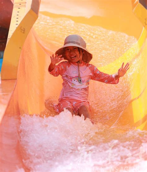play in the water and enjoy the coolness in the summer xinhua news agency water park photos