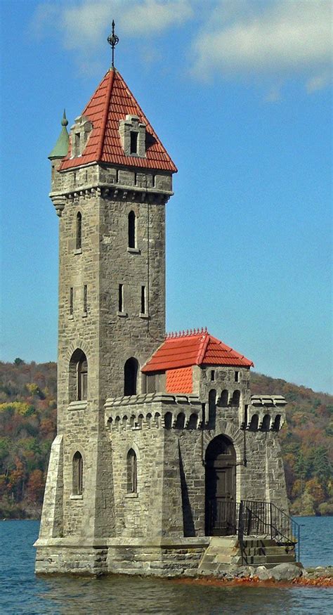 If you're looking for minecraft castle ideas to inspire your creativity, we've got everything you need right here. Pin by Eric Lichtenstein on Castles | Small castles ...