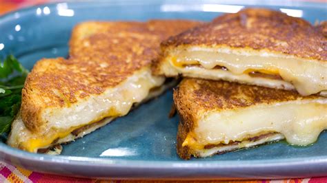 Make A Delicious Grilled Cheese And Bacon Sandwich